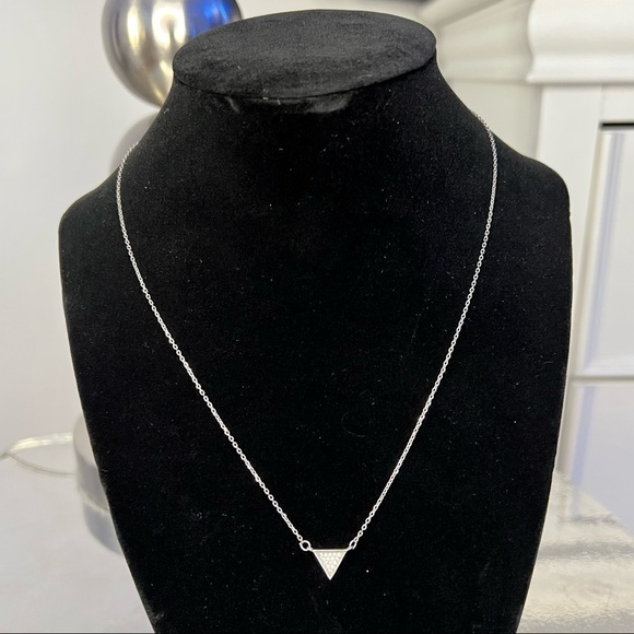 TRIANGLE•DIAMOND DETAIL•NECKLACE - Picture 4 of 5